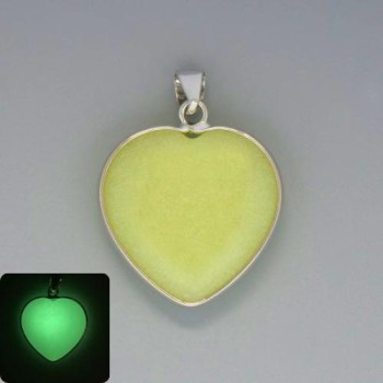 Pendant 'Heart' Onyx with Green Glow, Diameter 26×26 mm, Length 36 mm, in Silver Bezel