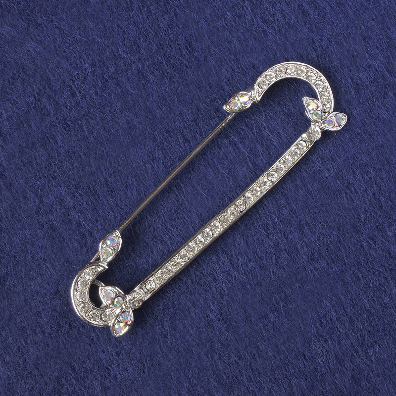 Brooch-pin with white rhinestones and pink chameleon, silvery metal 69×19 mm+