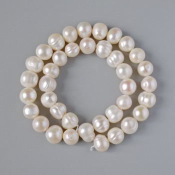 Textured freshwater pearls, diameter 9.5 × 8.5 mm, length 35 cm on a thread
