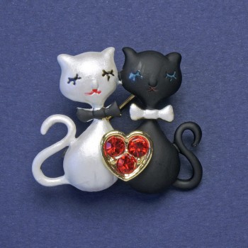 Brooch 'Loving Kittens' black and white enamel with red crystals, gold-tone metal, 28x33mm+