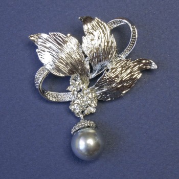 Boutonniere Brooch with Moving Gray Pearl, 44x53 mm ± enamel on silver-toned metal