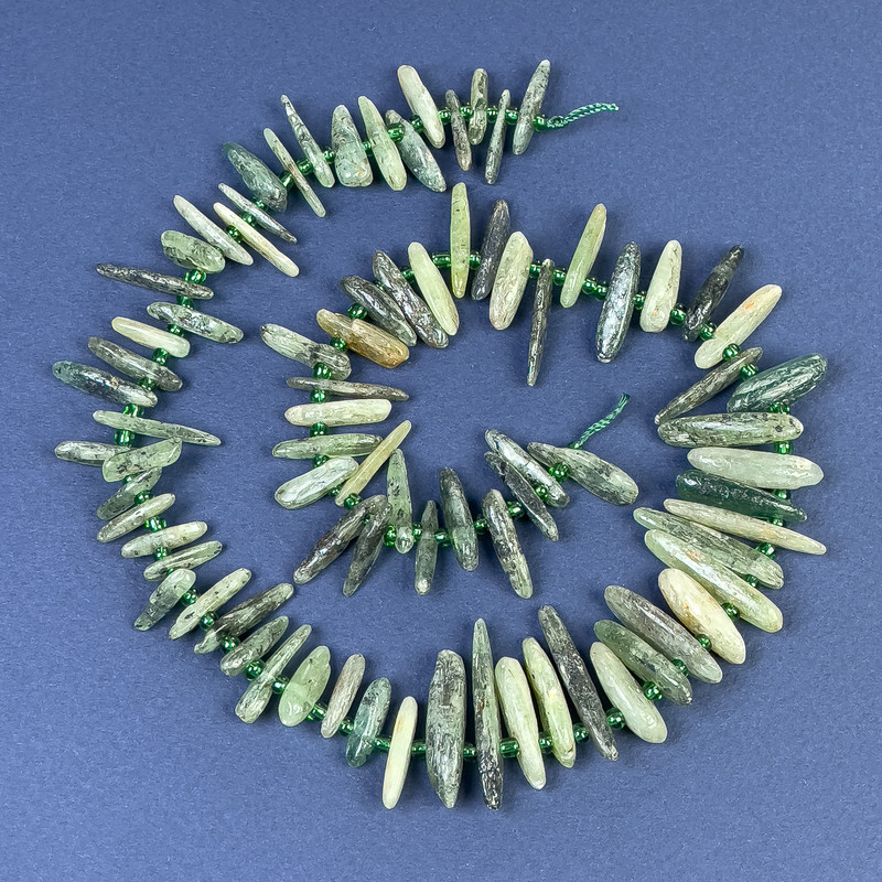 Kyanite Chip Beads on Thread 15-23x4 mm ± with seed beads, Length 42 cm+