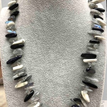 Necklace 'Assortment Crumb Needle', diameter 12-18 x 2-4 mm +/-, length 49 cm +/- with a silvery metal clasp