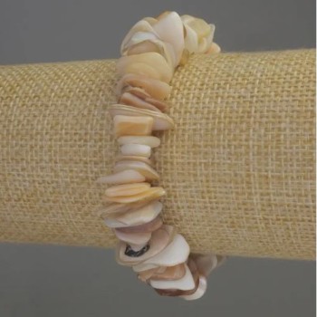 Bracelet with mother-of-pearl chips, diameter 10-15x2-3 mm, length 18 cm (stretch)