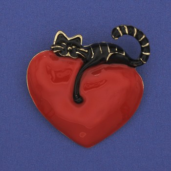 Brooch 'Cat on the Heart' enamel 42×39 mm ± gold-tone metal
