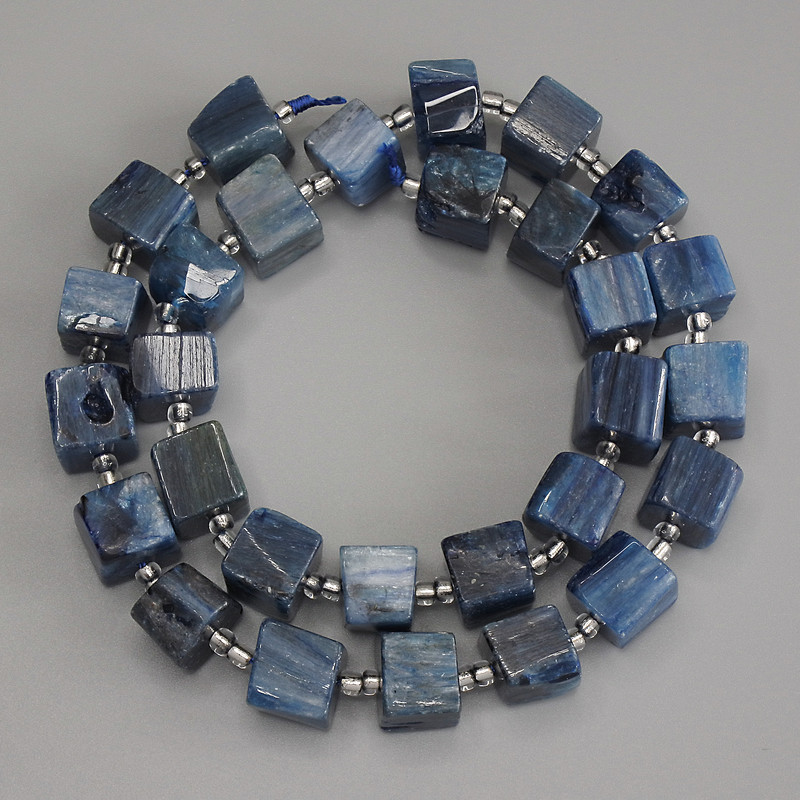 Apatite cube beads, 9–10 × 9–10 mm ±, with 3 mm beads ±, length 39 cm ± on thread