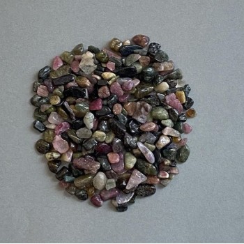 Натуральний камінь Турмалін крихта без отвору 4-11Х3-6мм+- (за 100г+-)