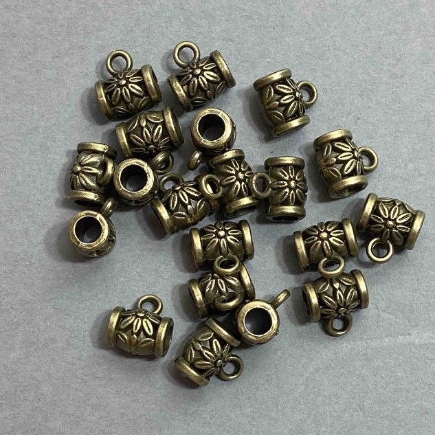 Bronze-colored bail hardware, dimensions 9x7x10 mm ±, hole diameters 4 mm and 2–3 mm ±, packaging 20 g (~21 pcs)