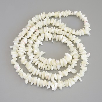 Mother-of-pearl chip beads, diameter 7-12.5 x 3-5 mm, on thread, length 78 cm+