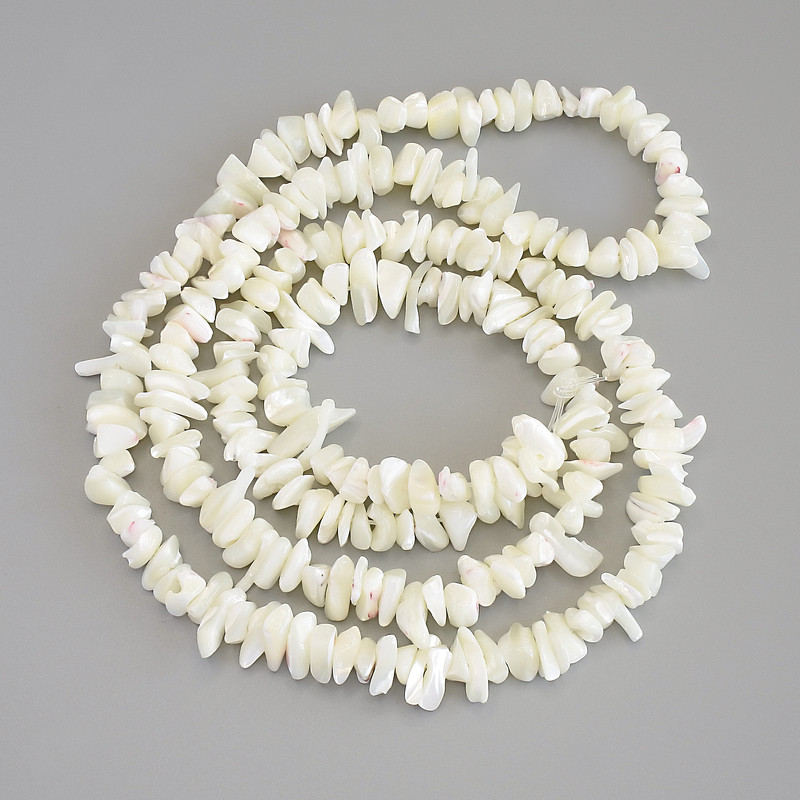 Mother-of-pearl chip beads, diameter 7-12.5 x 3-5 mm, on thread, length 78 cm+