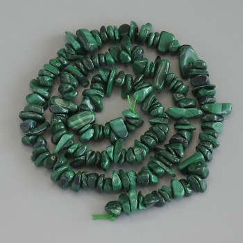 Malachite chip beads, diameter 5-9×2-3 mm, on thread, length 41 cm+