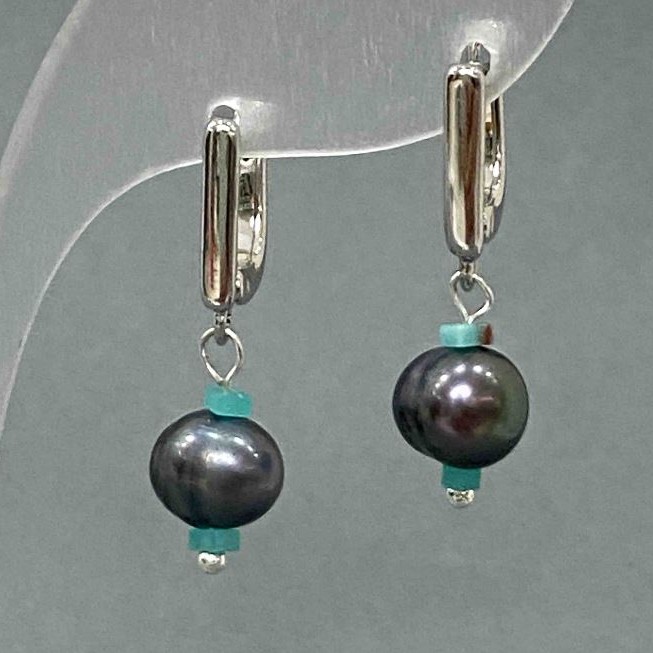 Earrings with graphite-colored freshwater pearls, diameter 9×7.5 mm, Variscite cube 2.5 mm, length 28 mm