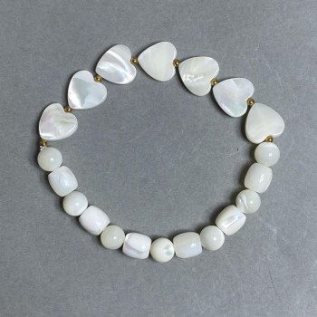 Bracelet with mother-of-pearl beads, diameter 7.5 mm ±, barrel beads 8x7.5 mm ±, heart 12 mm ±, length 18 cm stretch