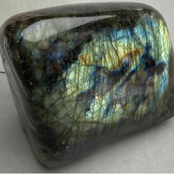 Natural Labradorite souvenir stone 11 x 10.5 x 6 cm +/- 1330 g