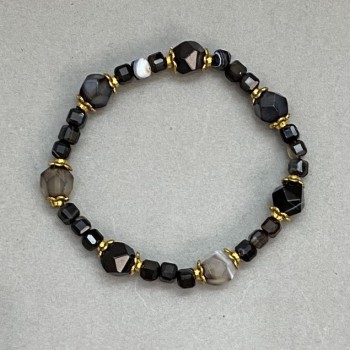 Agate bracelet with multifaceted stones 10x8.5 mm and faceted cubes 4.5 mm, with metal inserts, 18 cm length, stretch