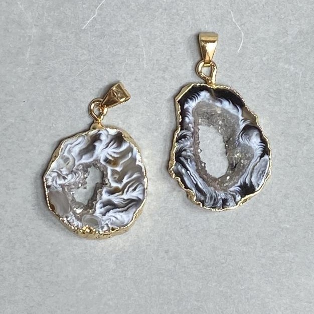 Pendant with natural agate druzy slice 23-25x20-22 mm, length 32-37 mm, assorted sizes