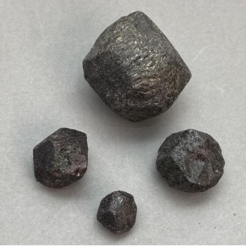 Natural Unprocessed Garnet Stone, dimensions 12–35 × 10–30 × 10–30 mm ± (assorted sizes) (Price per 100 g)