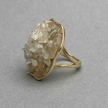 Ring with rutile quartz shard, 30×26 mm ±, in gold-toned metal