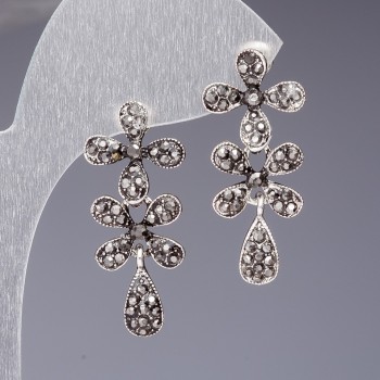 Earrings in 'drip silver' Little Flowers, length 3 cm