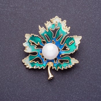 Brooch 'Maple Leaf' 4x3.5 cm, enamel, metal color gold