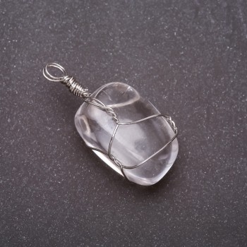 Pendant with natural tumbled crystal in a silver-plated setting 20x20mm (±)