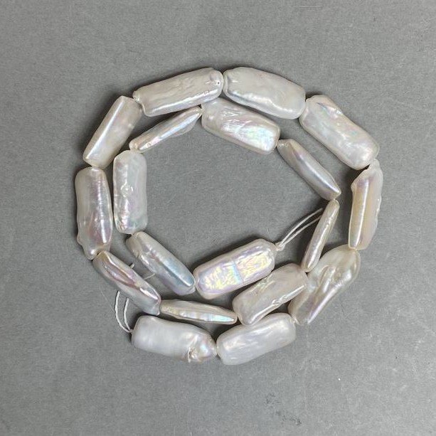 Baroque pearl beads on a thread with a warm "gasoline" sheen, diameter 10×21 mm, length 41 cm (+ -)