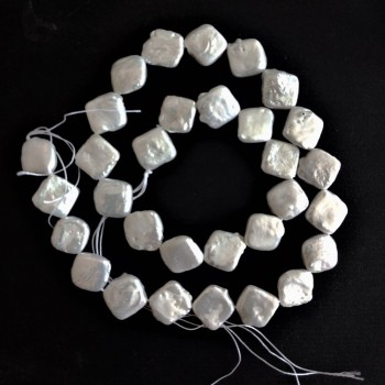 Beads of natural baroque pearls on a thread with gasoline iridescence, warm hue, diameter 10 mm, length 38 cm (+/-)