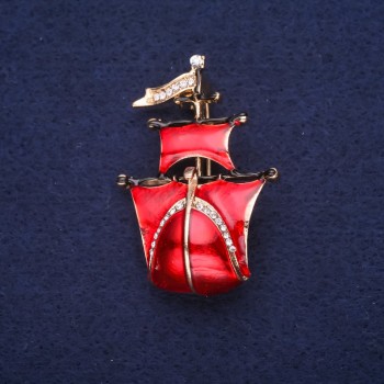 Brooch 'Ali's Ship' - Red enamel sails on yellow metal, 30x44 mm