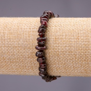 Bracelet made of natural garnet chips, 7(±)mm diameter, on elastic, length 18 cm