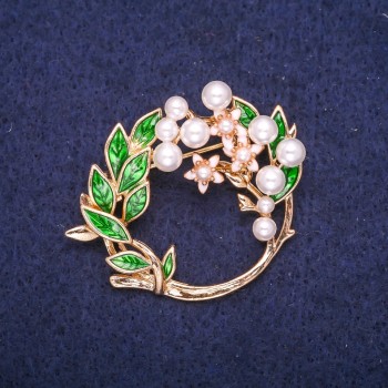 Brooch 'Wreath' with Pearl Beads, Enamel, White-Green, 41×35 mm, Gold-Tone Metal