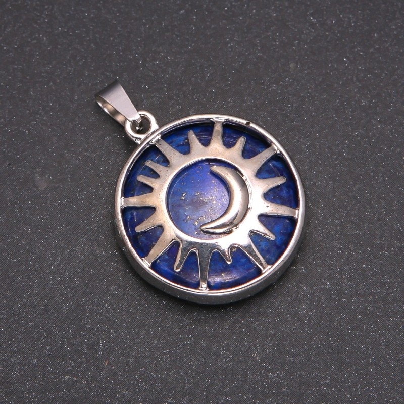 Pendant with natural lapis lazuli in a 'Sun' bezel, 27 mm diameter