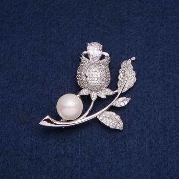 Брошка Роза з білими кристалами і намистиною 47х36мм, сріблястий метал