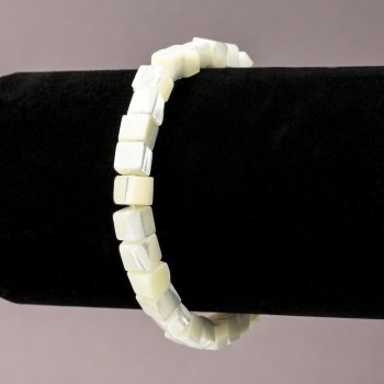 Elastic bracelet with natural mother-of-pearl, square 5-6 mm+