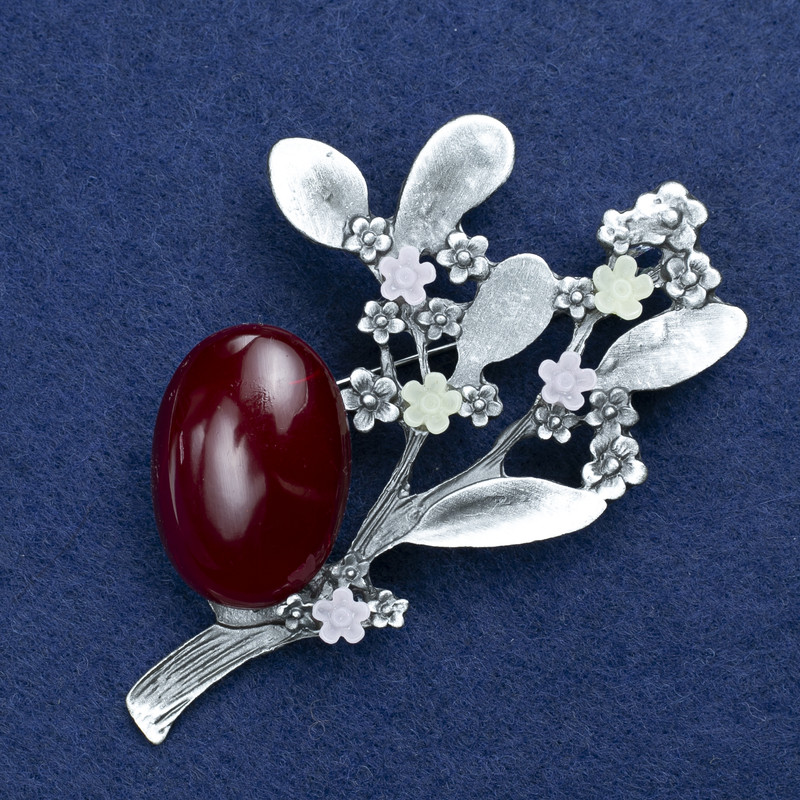 Brooch 'Twig with Carnelian' in silver-colored metal, 77x50 mm +