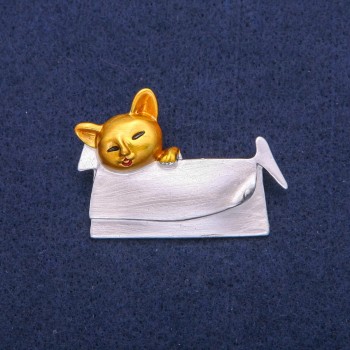 Cat in a purse Brooch with pearlescent and gold enamel, silver-tone metal 33x45mm