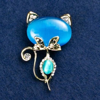 Brooch 'Kitty Cat Eye' blue color with white crystals 45x28mm yellow metal