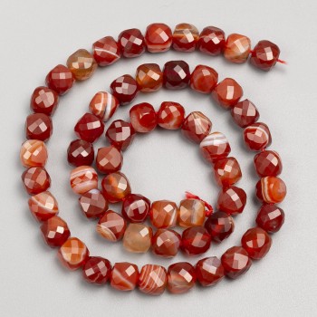 Beads of natural Sardonyx, faceted cubes on thread, diameter 7mm ±, length 38cm ±