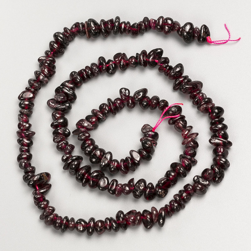Garnet chip beads on thread, diameter 6x3 mm, length 41 cm ±