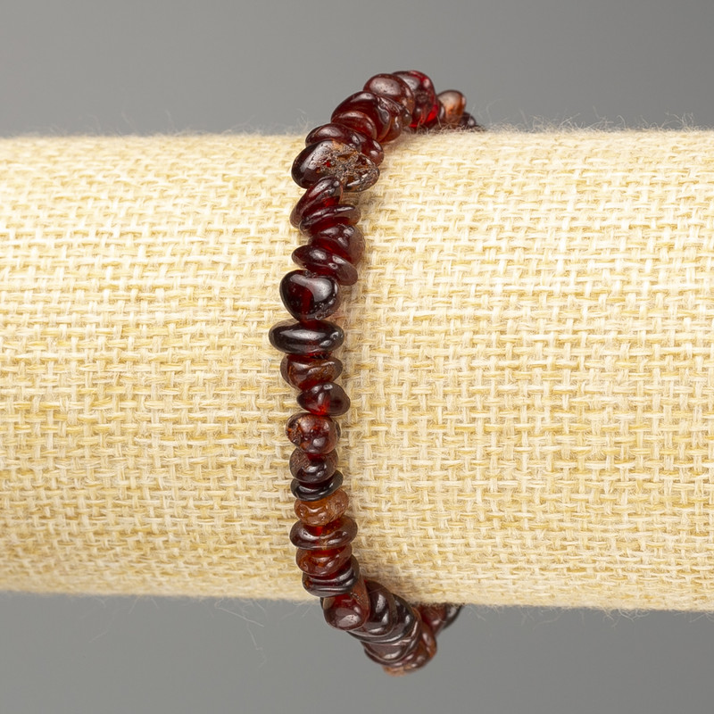 Bracelet with natural garnet chips, diameter 8-5×3(±)mm on elastic, length 18 cm (stretch)