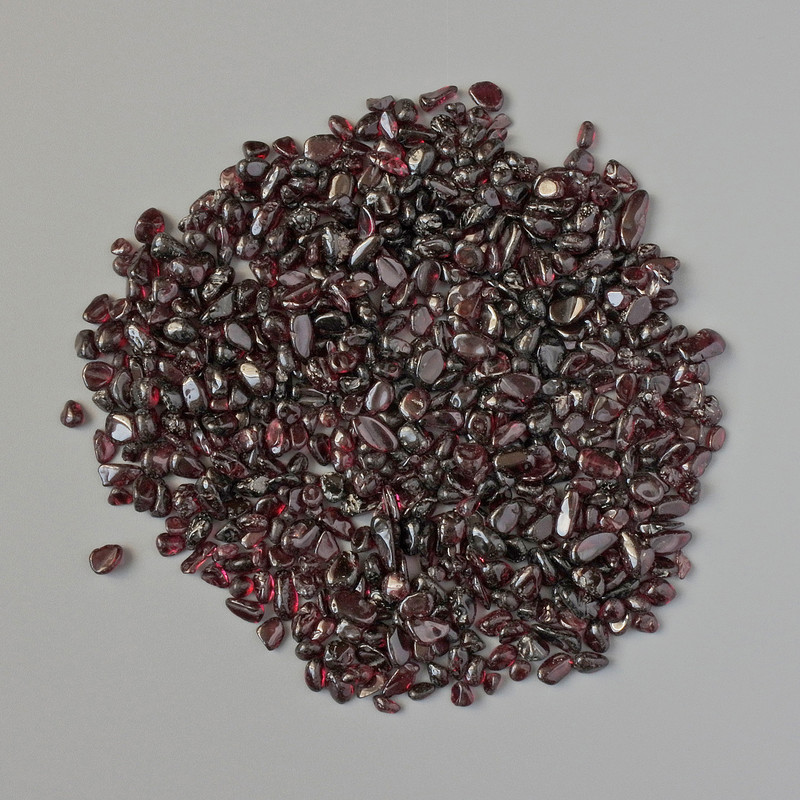 Garnet gemstone chips without holes, diameter 2-6×2-4 mm ± (price per 100 g)