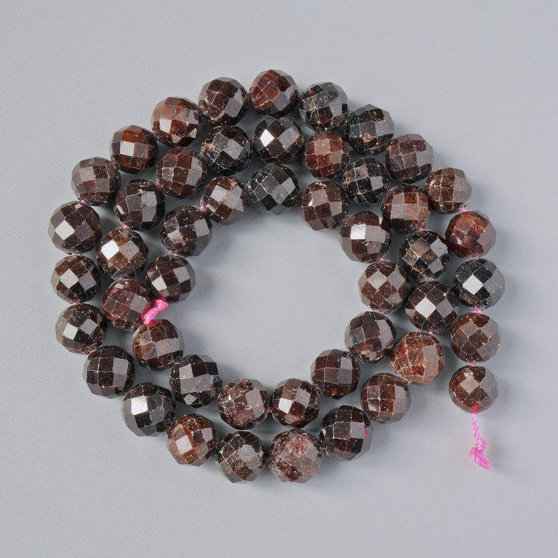 Garnet Beads, Natural Gemstone, Faceted Round Bead, 8 mm Diameter, 38 cm Length on Thread