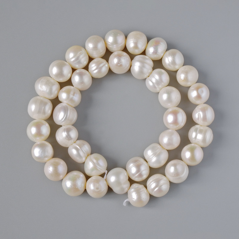 Textured freshwater pearls, diameter 9.5 × 8.5 mm, length 35 cm on a thread