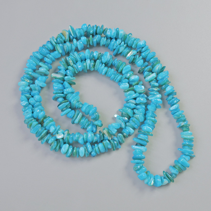 Blue-tinted mother-of-pearl beads, chip-cut 7×2.5 mm, 80 cm long on a beading thread