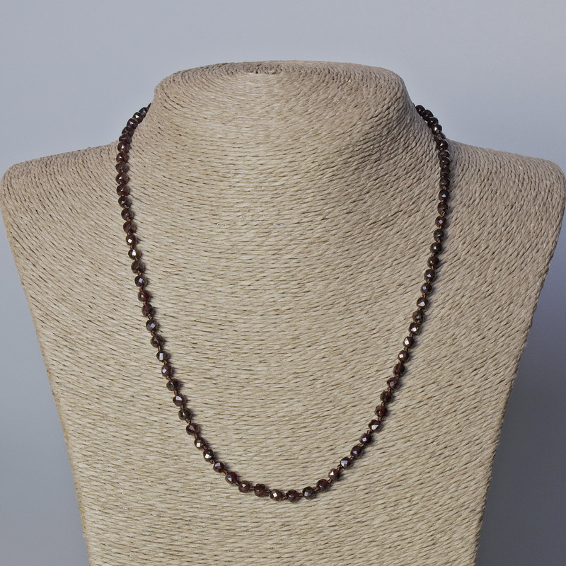 Garnet necklace with faceted cubes, 4 mm diameter, length 45–49 cm