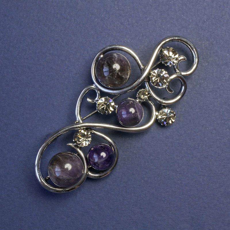 Brooch with Amethyst and Gray Rhinestones, metal color 'silver' 75x37 mm+
