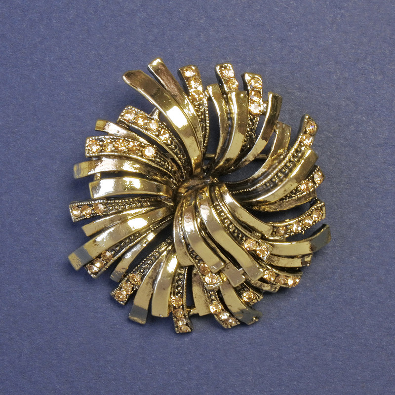 Brooch Flower with Yellow Rhinestones 39×42 mm ± Gold-Tone Metal