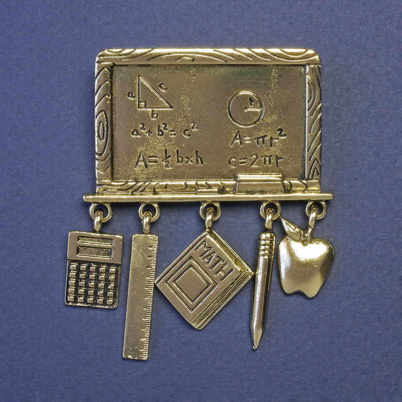 Брошка Математична дошка з підвісками 60х45мм+- золотистий метал