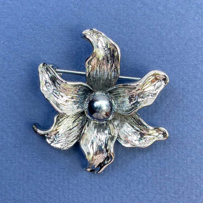 Brooch-Pendant Flower with Black Pearl