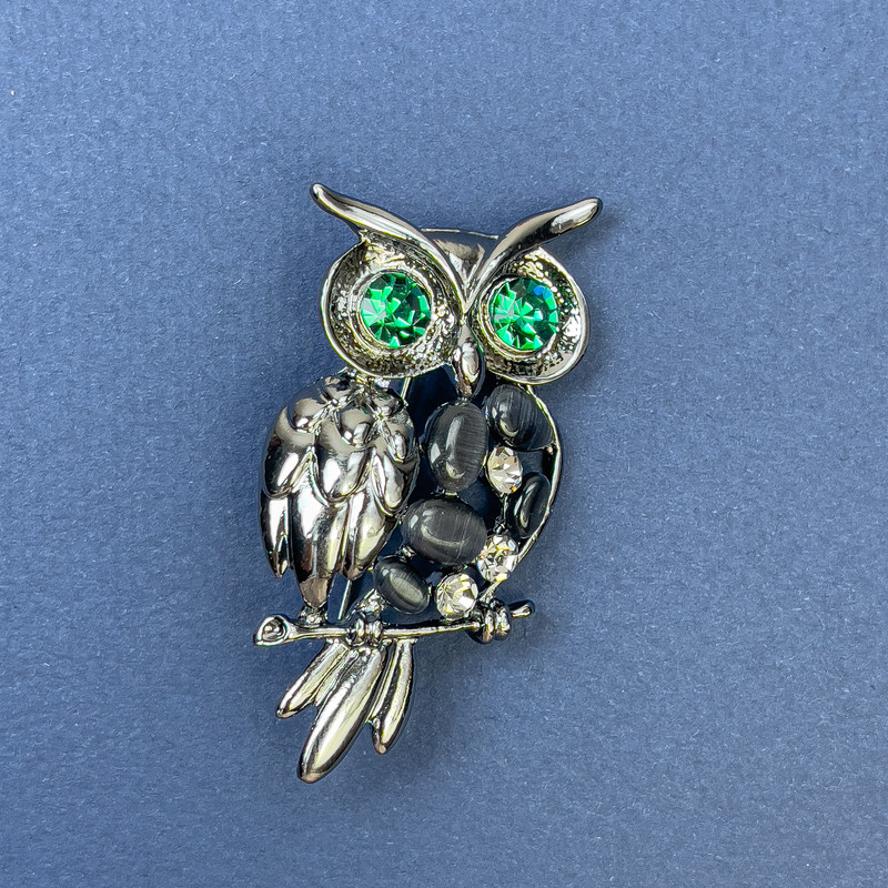 Brooch 'Cat's Eye' with green and gray crystals, color gray, silver-tone metal, diameter 27mm ±, length 50mm ±