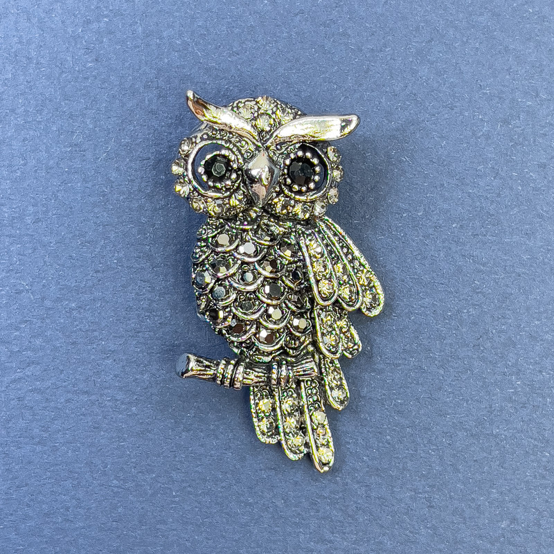 Owl brooch pendant with black and gray rhinestones on silvery-gray metal, diameter 24mm±, length 47mm±